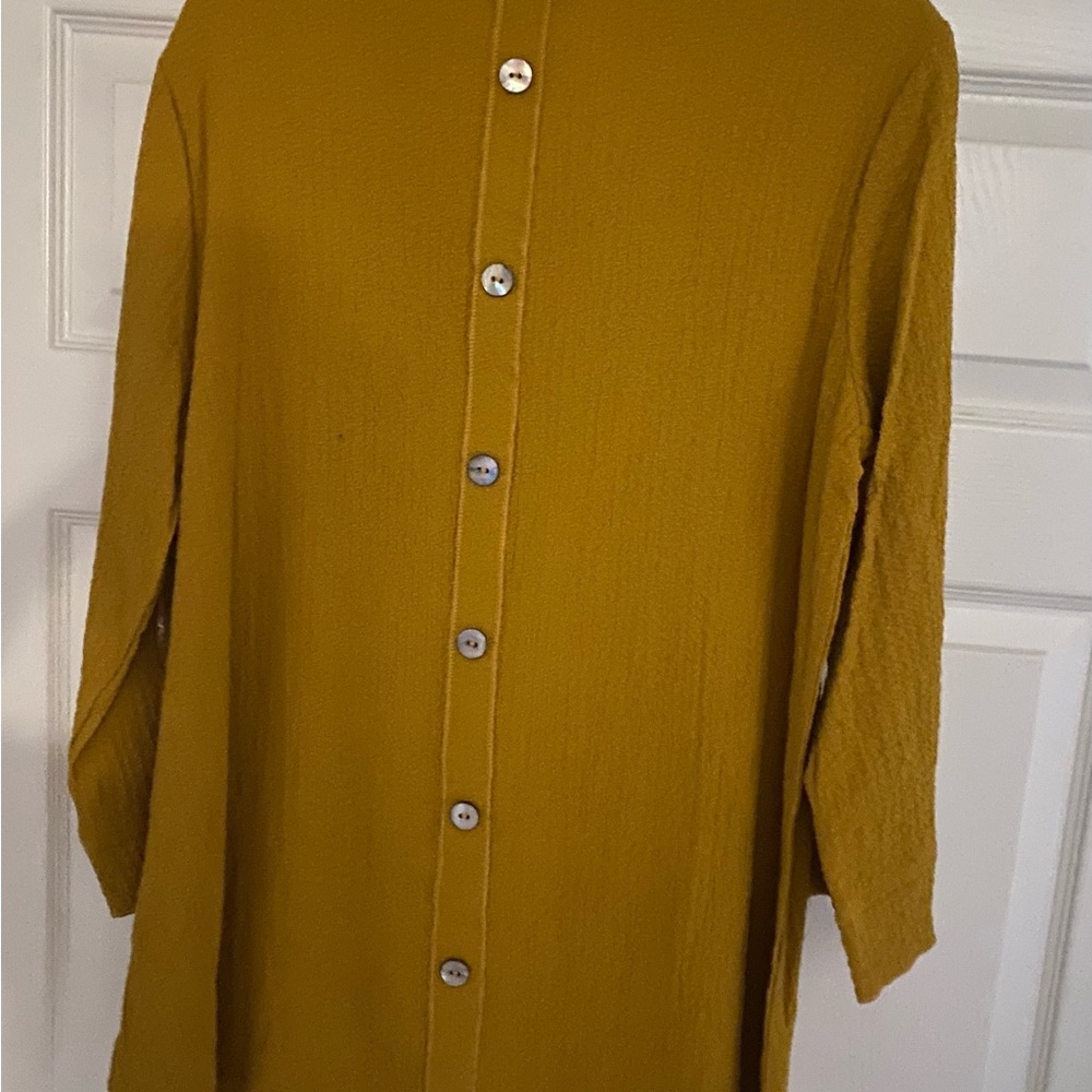 ALI MILES SIZE MEDIUM GOLD BLOUSE/TOP WITH DECORATIVE BACK BUTTONS